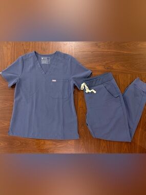 FIGS Women’s Scrubs Set in Slate Blue with Light Green Drawstring Size Medium